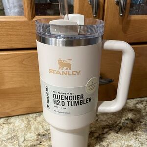 Stanley Limited Edition Quencher H2.0 Tumbler in Light Cream - 40 ounce NWT